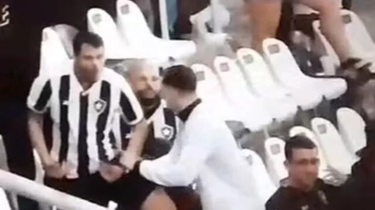 Conmebol multa Botafogo em R$ 330 mil por gesto racista no futebol.