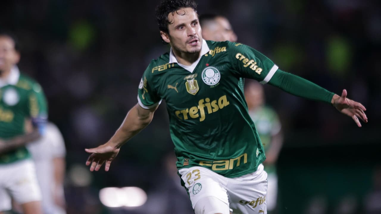 Raphael Veiga segue em alta no Palmeiras e não se abala com críticas