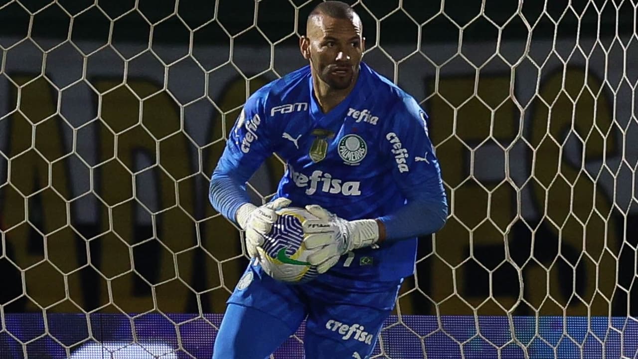 Weverton, do Palmeiras, atualiza estado de lesão no dedo no futebol.