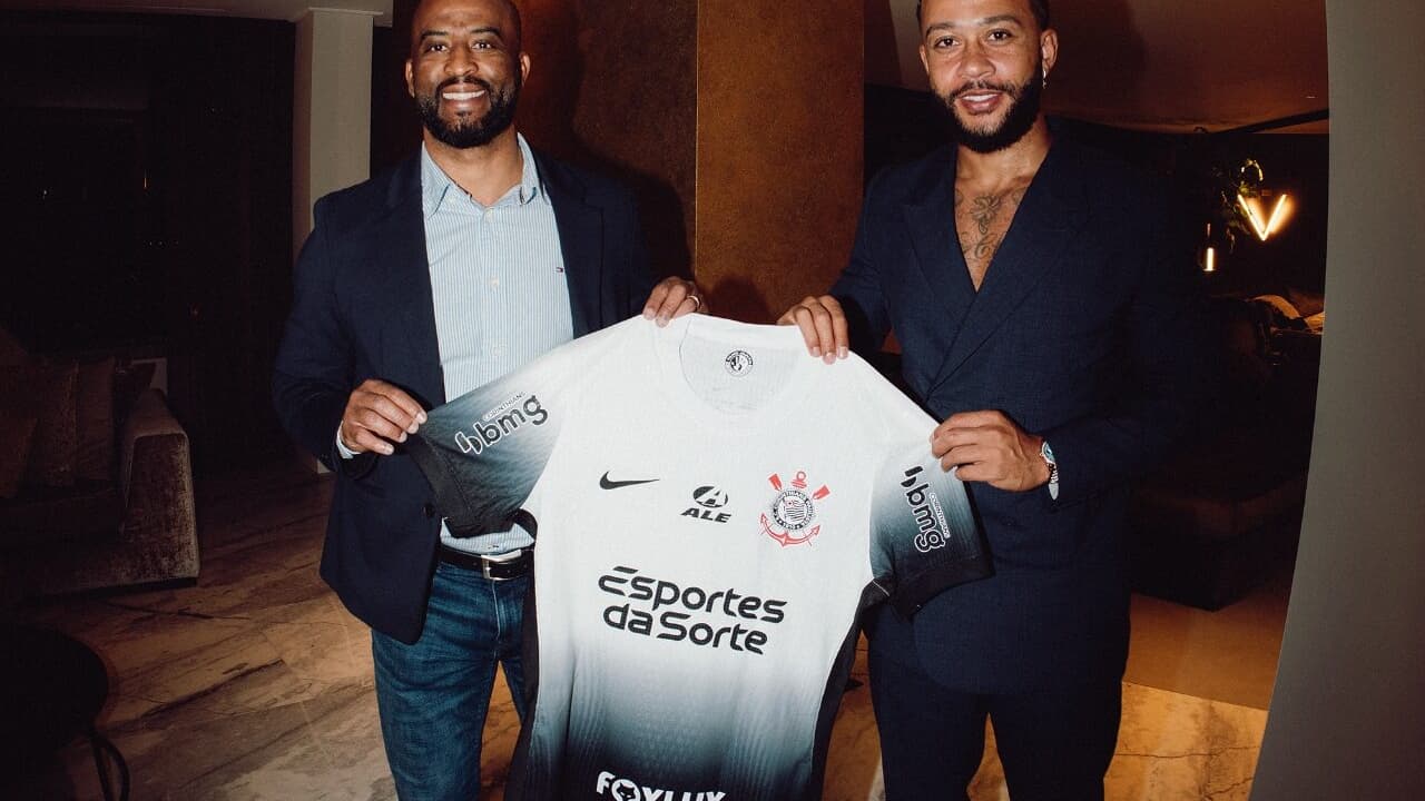 Corinthians divulga contrato de Memphis Depay com erro; confira detalhes.