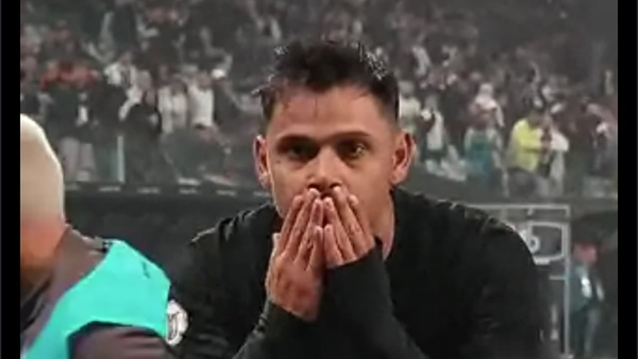 Torcedores corintianos exaltam destaque de Romero: 