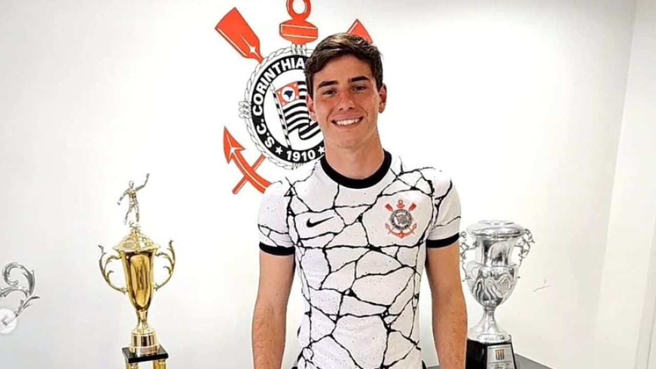 Corinthians fecha empréstimo de jovem goleiro da base para clube italiano