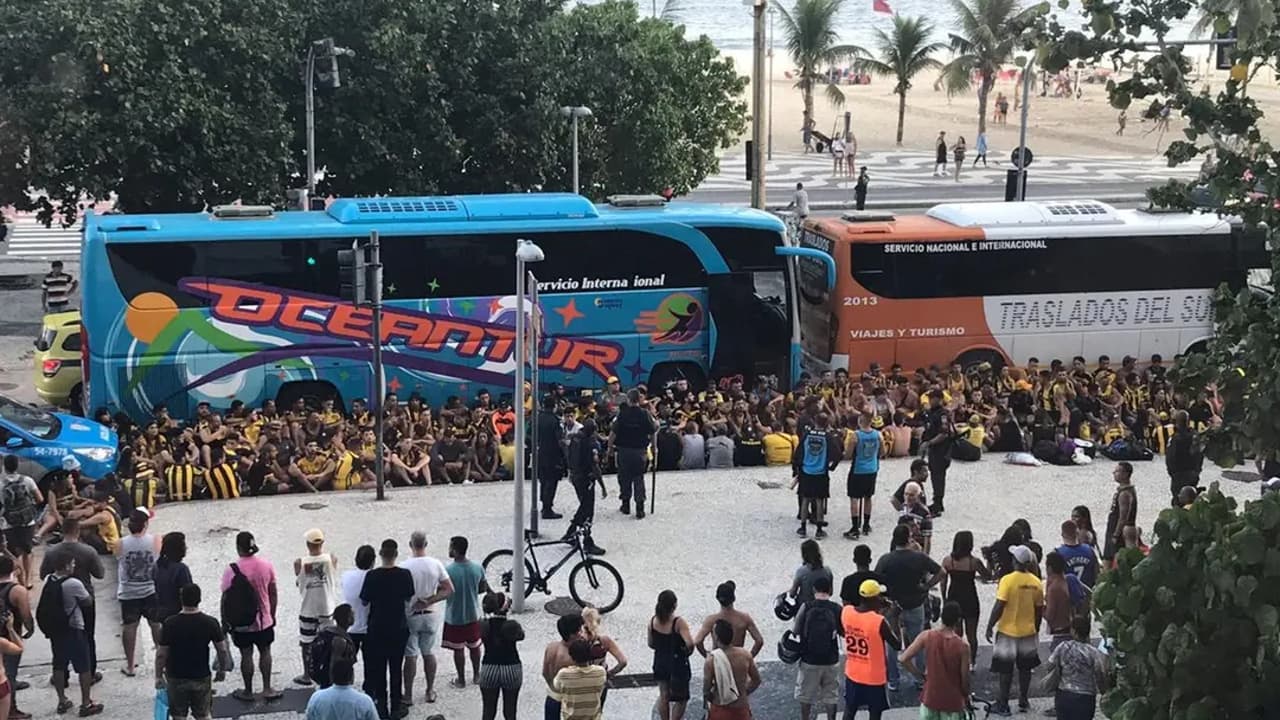 CENAS LAMENTÁVEIS! Confusão entre torcidas de Flamengo e Peñarol termina com prisão; Entenda