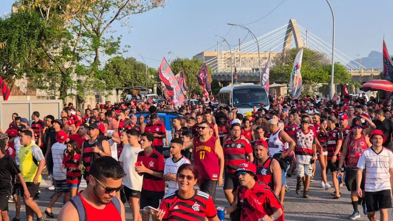 Torcida flamenguista promove AeroFla para partida contra Peñarol no Uruguai.
