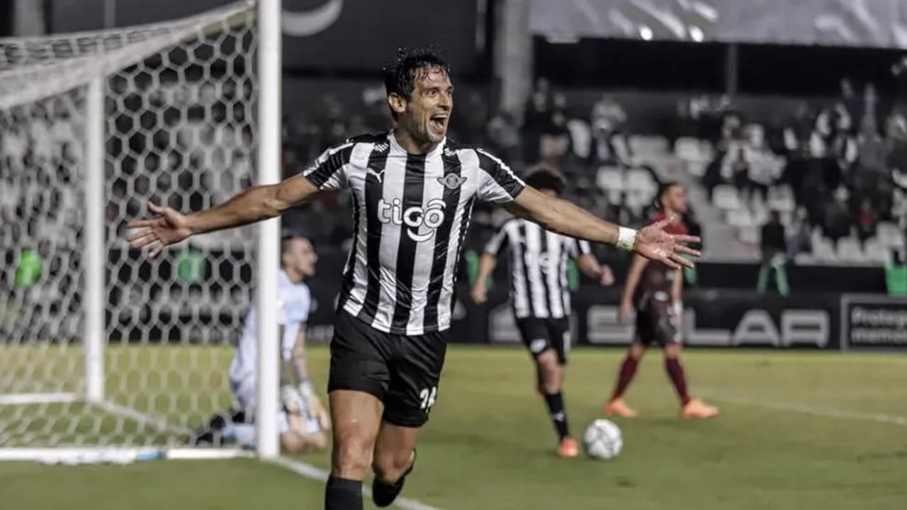 Libertad enfrenta Cruzeiro com incertezas após falta de artilheiro: confira detalhes.