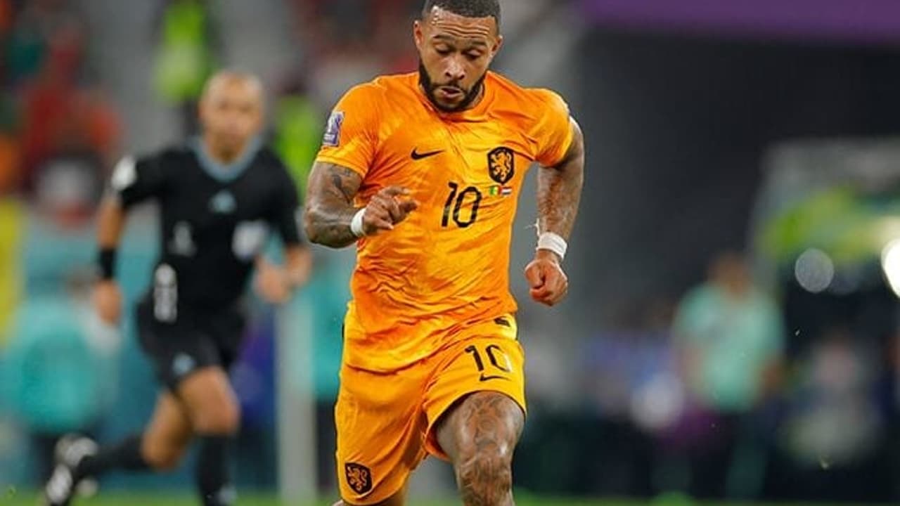 Proposta do Corinthians por Memphis Depay gera críticas por jornalista especializado.