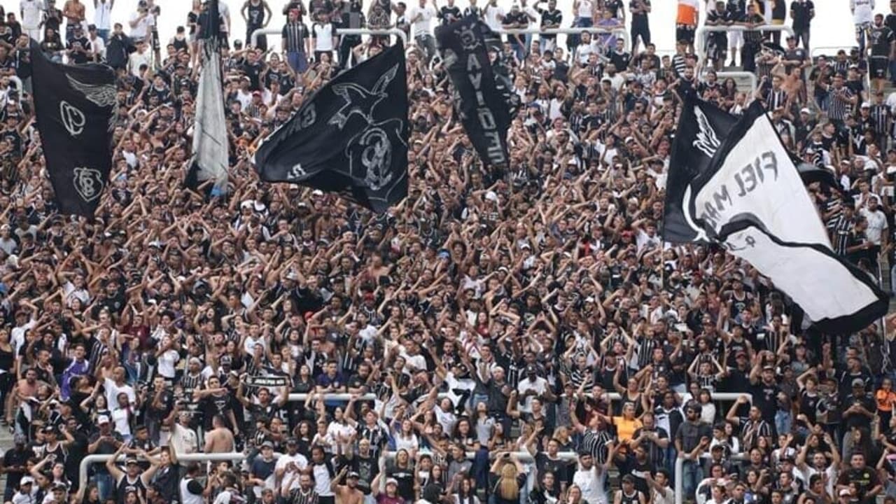 Corinthians realiza treino aberto na Neo Química Arena antes do clássico.