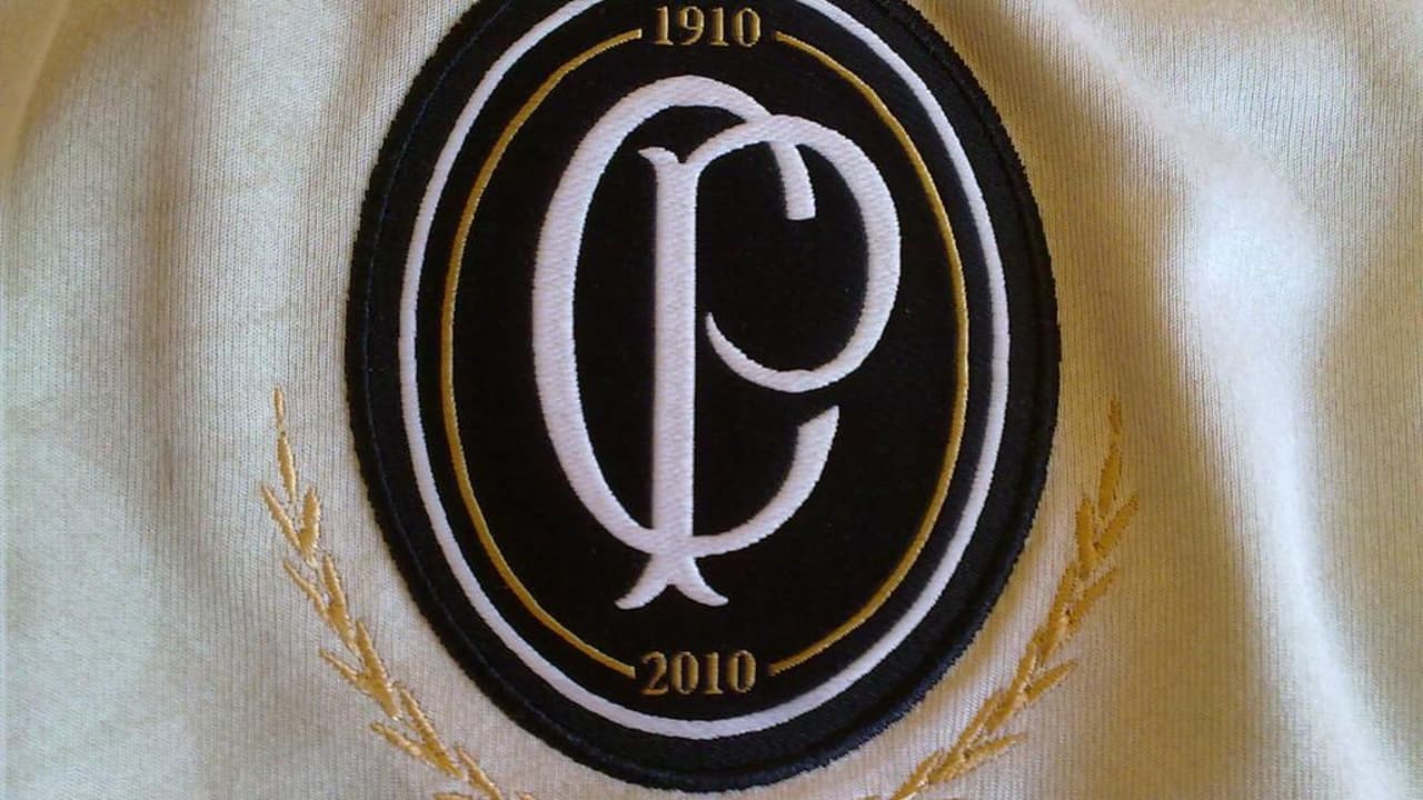 Origem e evolução do escudo do Corinthians: símbolo icônico no futebol brasileiro.