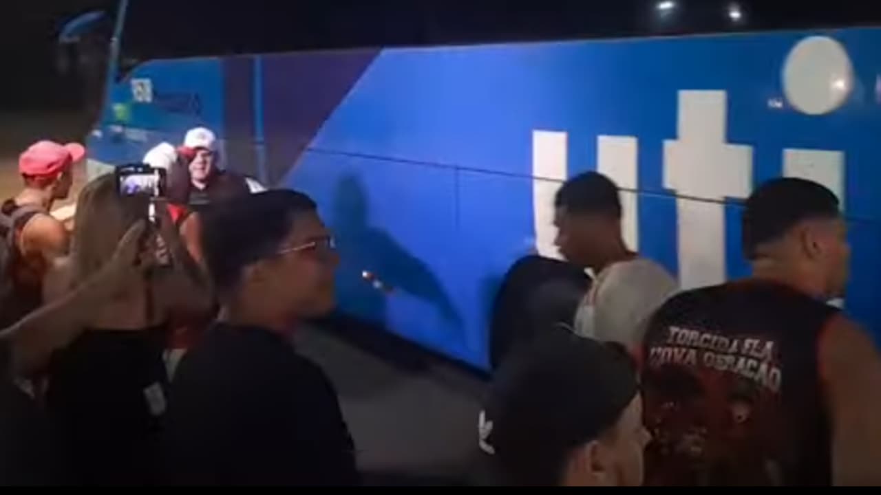 Transtorno entre torcedores e PM marca recepção de Flamengo após eliminação