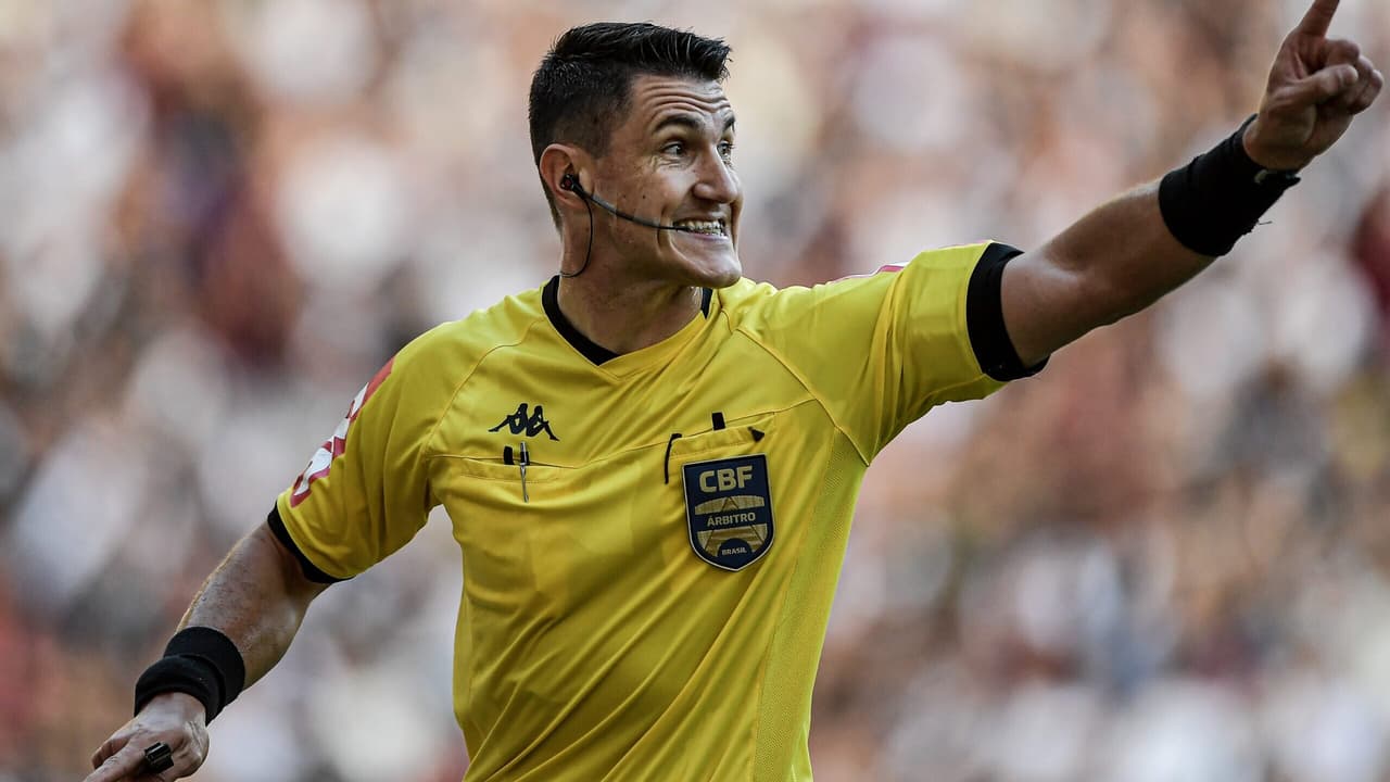 Var divulga áudio de lance polêmico em jogo entre Vasco e Palmeiras.