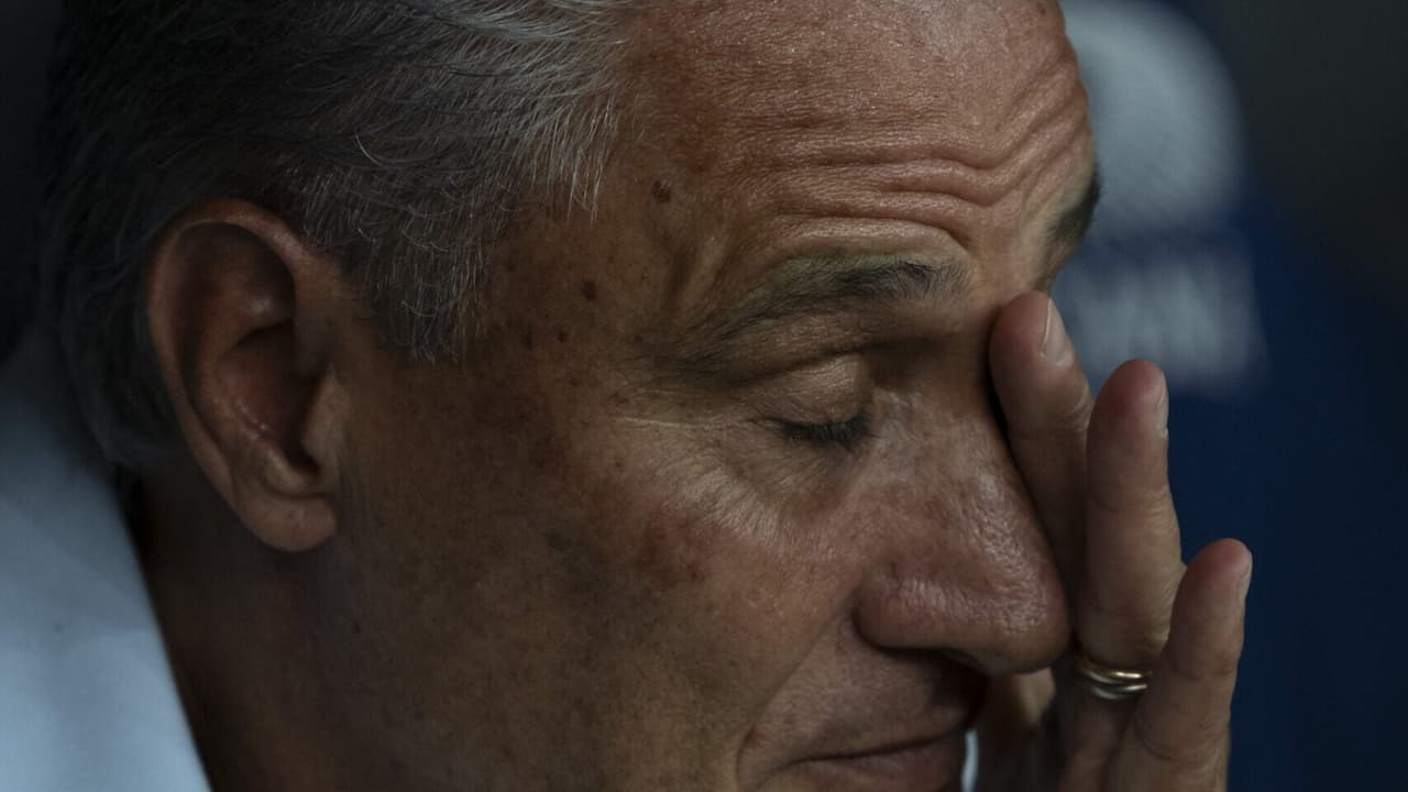 Torcedores criticam desempenho da equipe do Flamengo em partida recente.