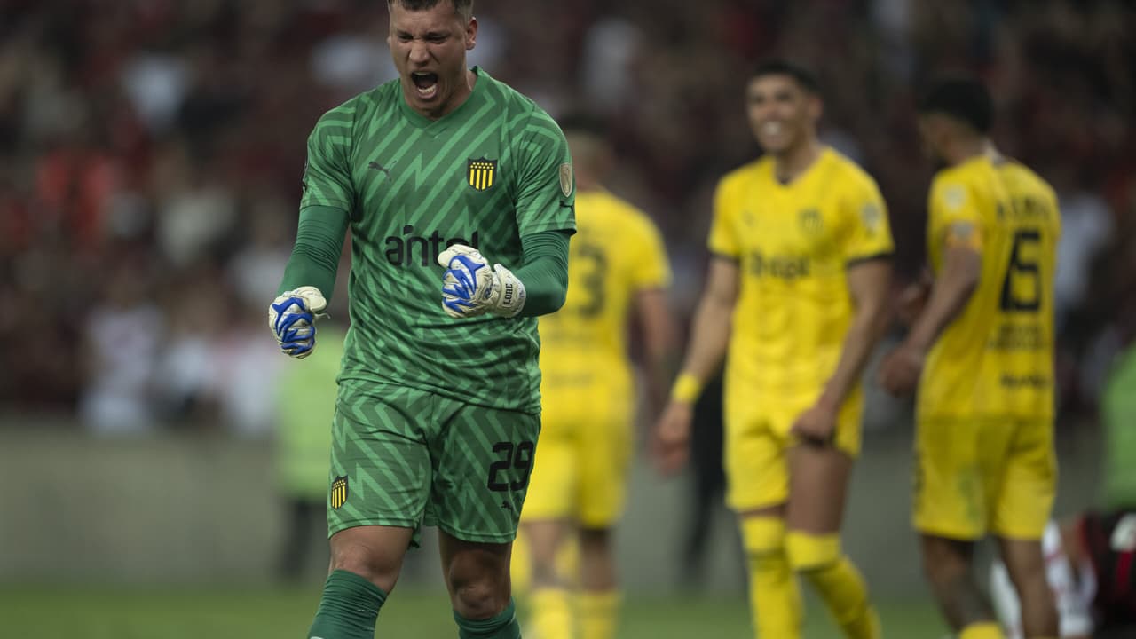 Goleiro do Peñarol provoca torcida após vitória: Maracanã estava mudo