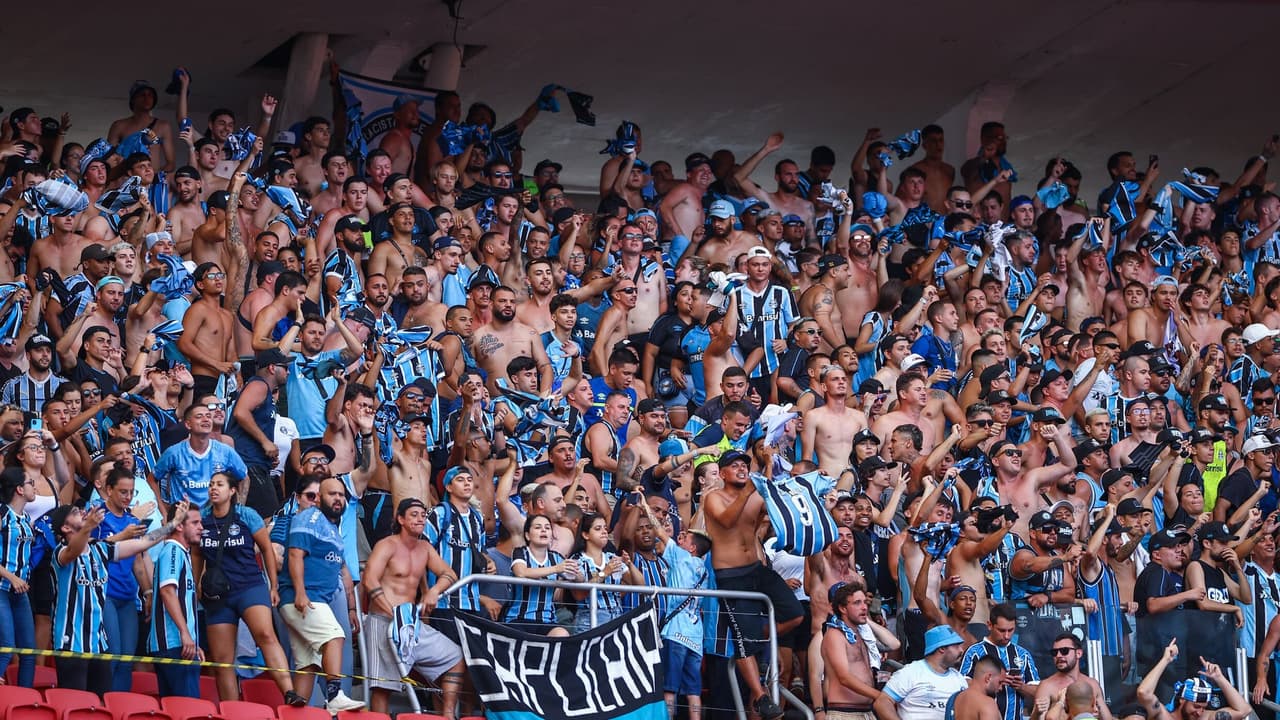 Torcida do Grêmio lota estádio para o Gre-Nal 443