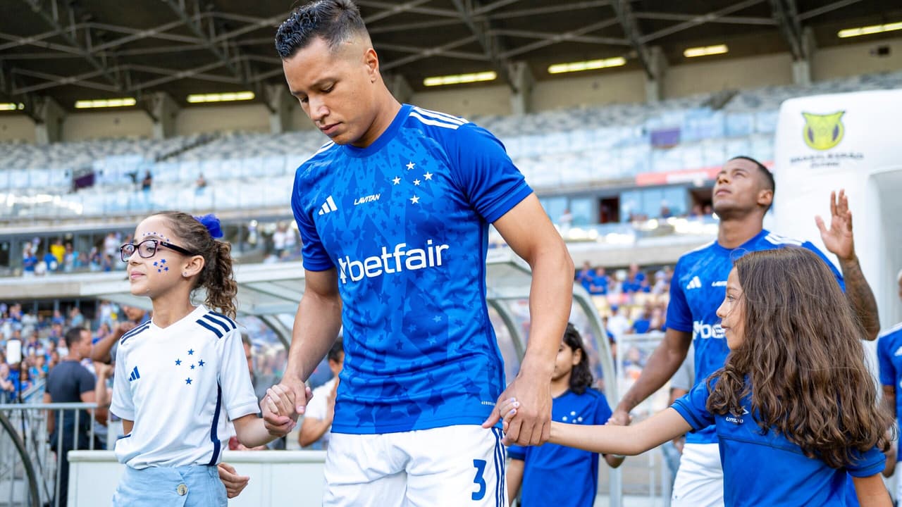 Copo com Cerveja Atinge Marlon, do Cruzeiro, no Mineirão