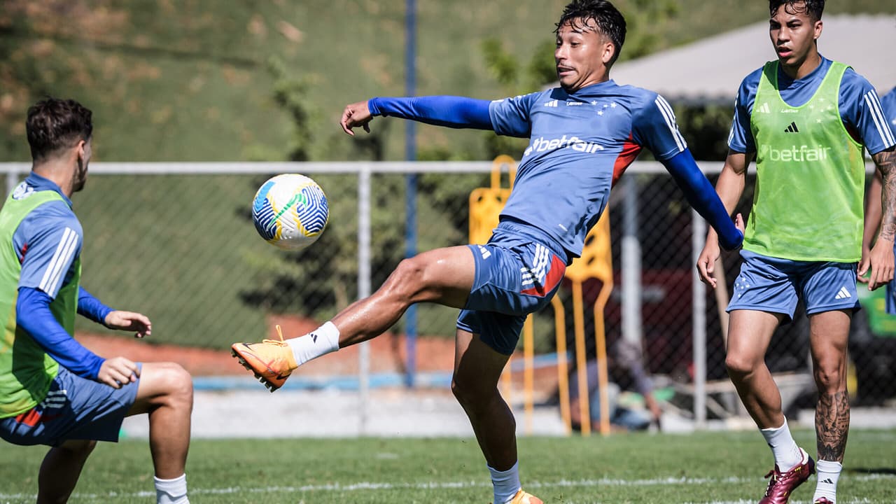 Jovens da Base do Cruzeiro Iniciam Trabalhos Híbridos Após Lesão