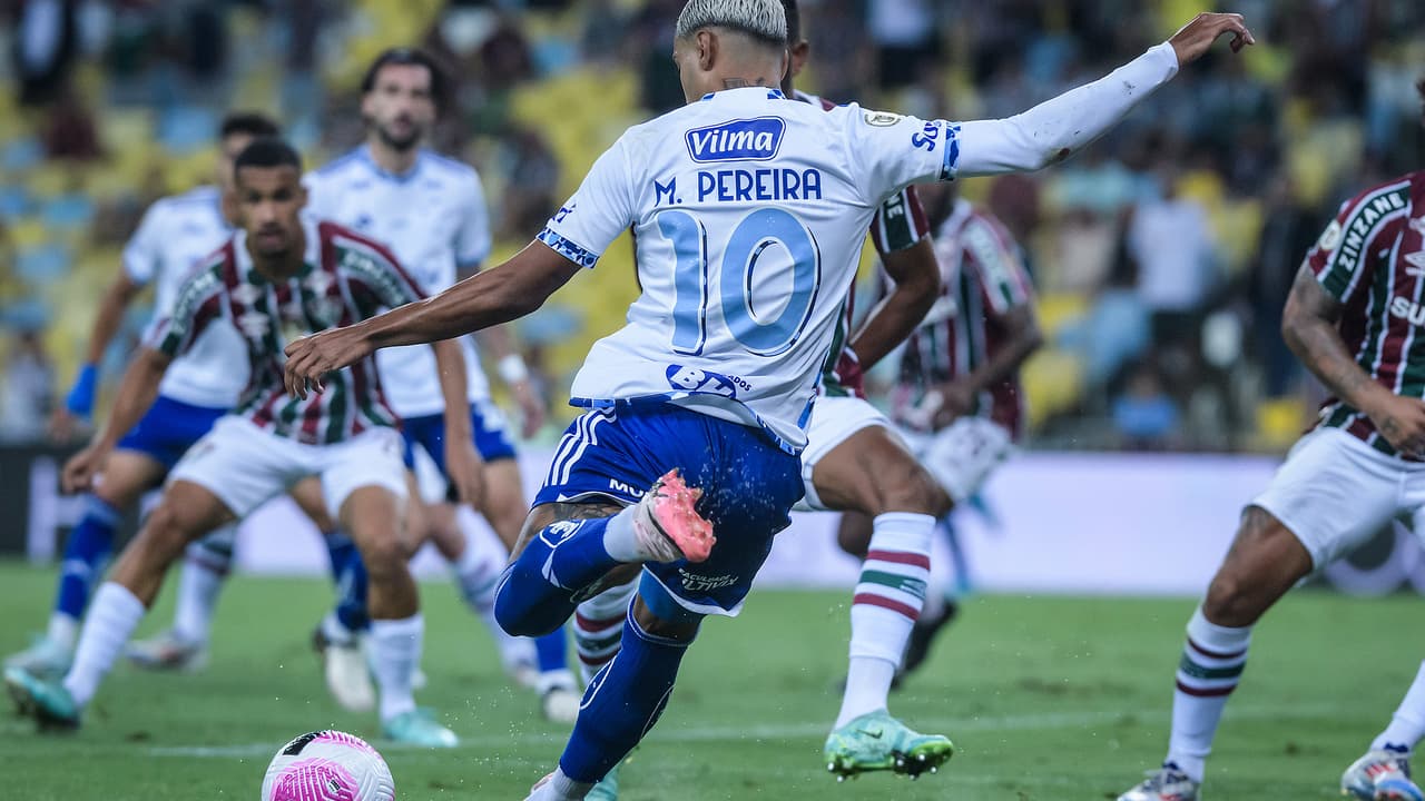 Duelo entre Cruzeiro e Bahia: busca pelo primeiro triunfo sob comando de Diniz