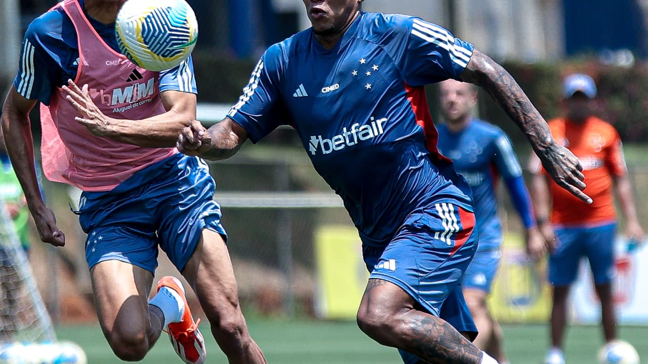 CHAMOU A BASE! Presença de jovens e cobranças de Diniz marcam treino do Cruzeiro