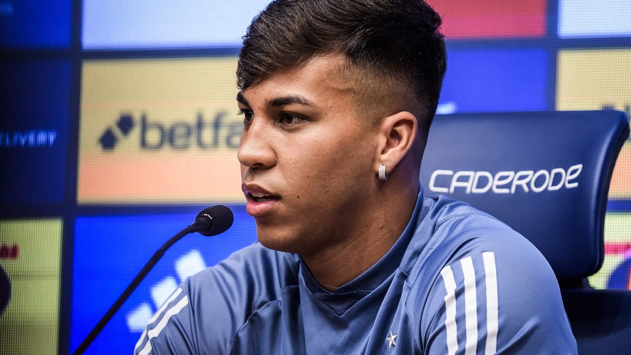 Atacante do Cruzeiro exalta Diniz e almeja G-6: Sul-Americana não é suficiente