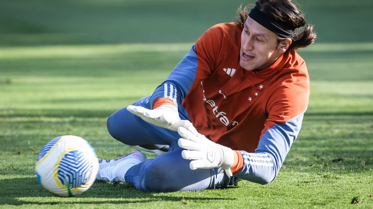 Cássio retorna aos treinos no Cruzeiro; atacante continua em atividade interna.