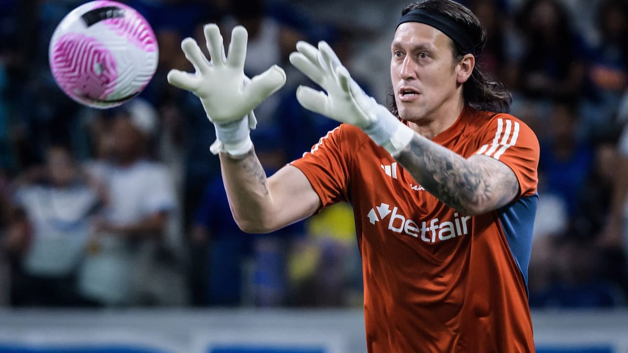Cássio, do Cruzeiro, enfrenta dores e revela sacrifício em campo.