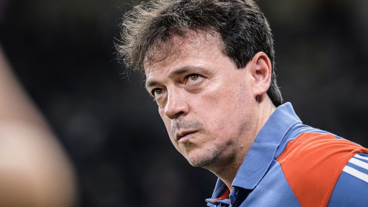 Cruzeiro: Diniz critica VAR e analisa falhas em empate no futebol.