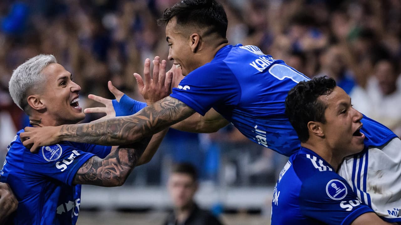Cruzeiro busca retorno a final continental após 15 anos: veja trajetória no torneio.