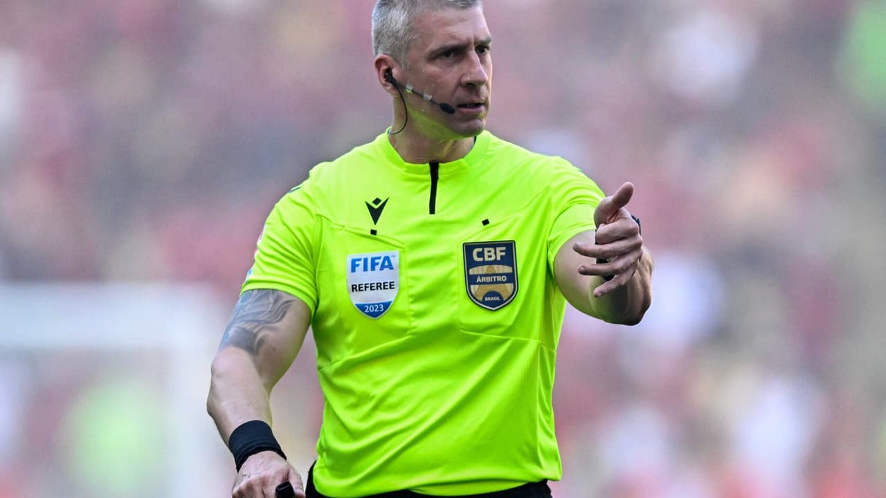 Torcedores criticam arbitragem de Daronco em jogo entre Flamengo e Corinthians