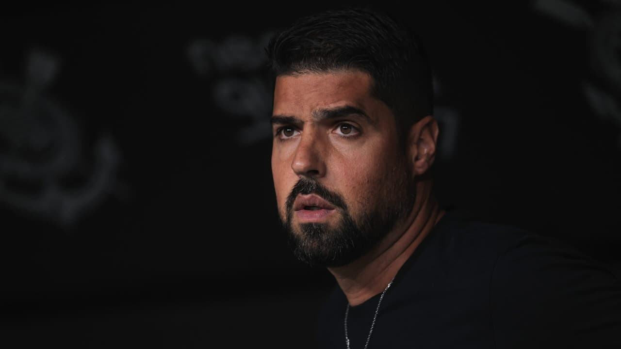 Auxiliar revela motivo do insucesso de António Oliveira no Corinthians.