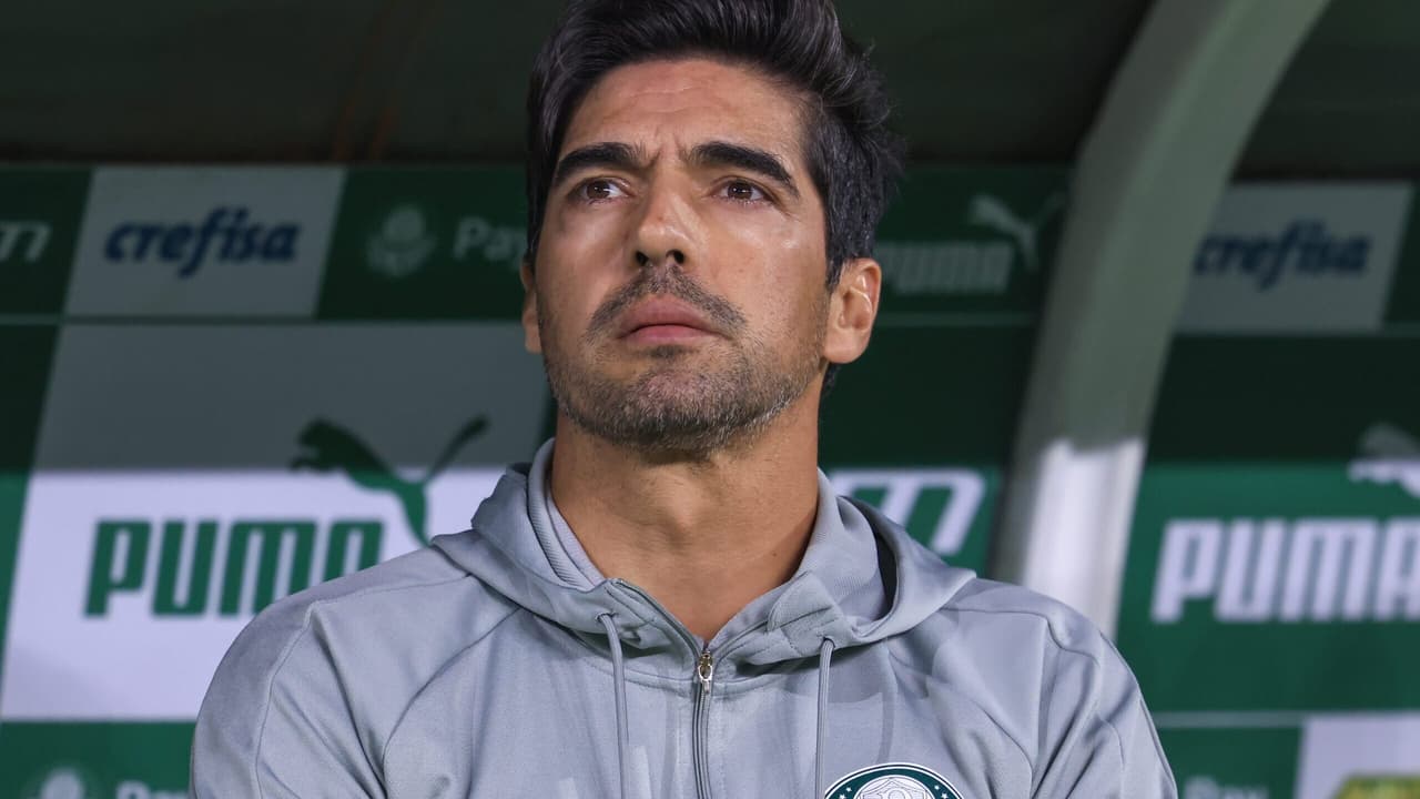 Abel Ferreira divulga escalação do Palmeiras para duelo contra o Bragantino
