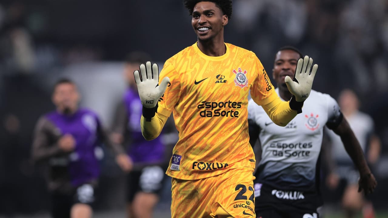 De vilão a herói: Hugo Souza se destaca no Corinthians.