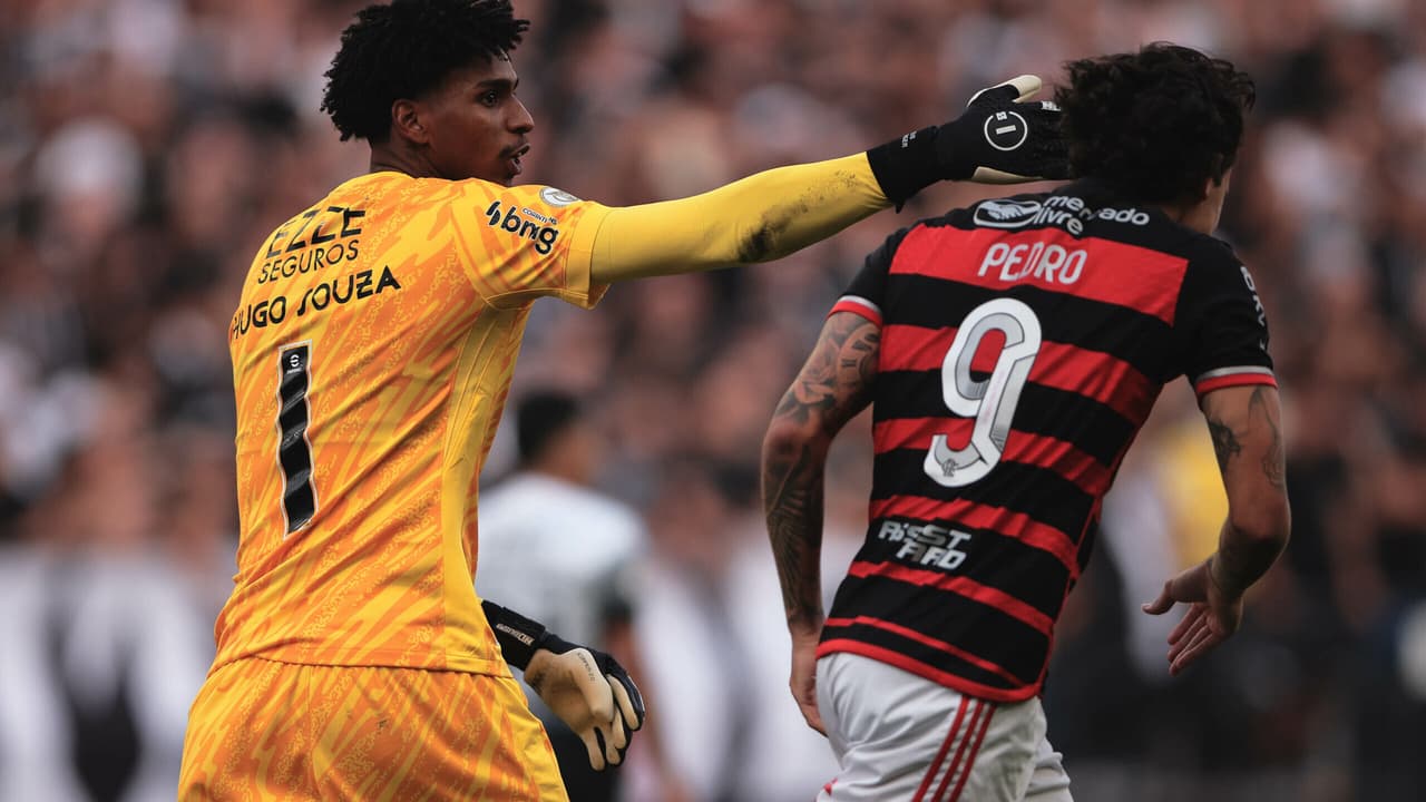 Corinthians espera Flamengo por Hugo Souza: multa aumentará valor da negociação.