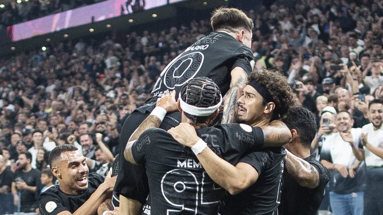 Corinthians vence Athletico com goleada e deixa zona de rebaixamento do Brasileirão.