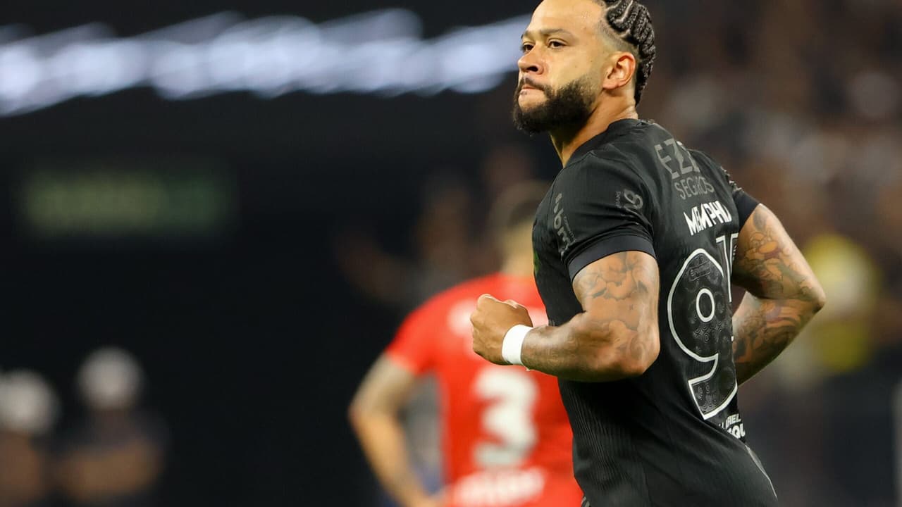 Torcedores corintianos exultam com gol decisivo de Memphis Depay no Corinthians.