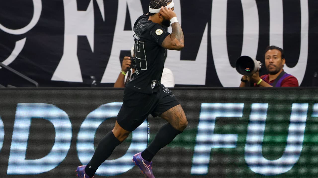 Depay celebra gol de estreia no Corinthians: 
