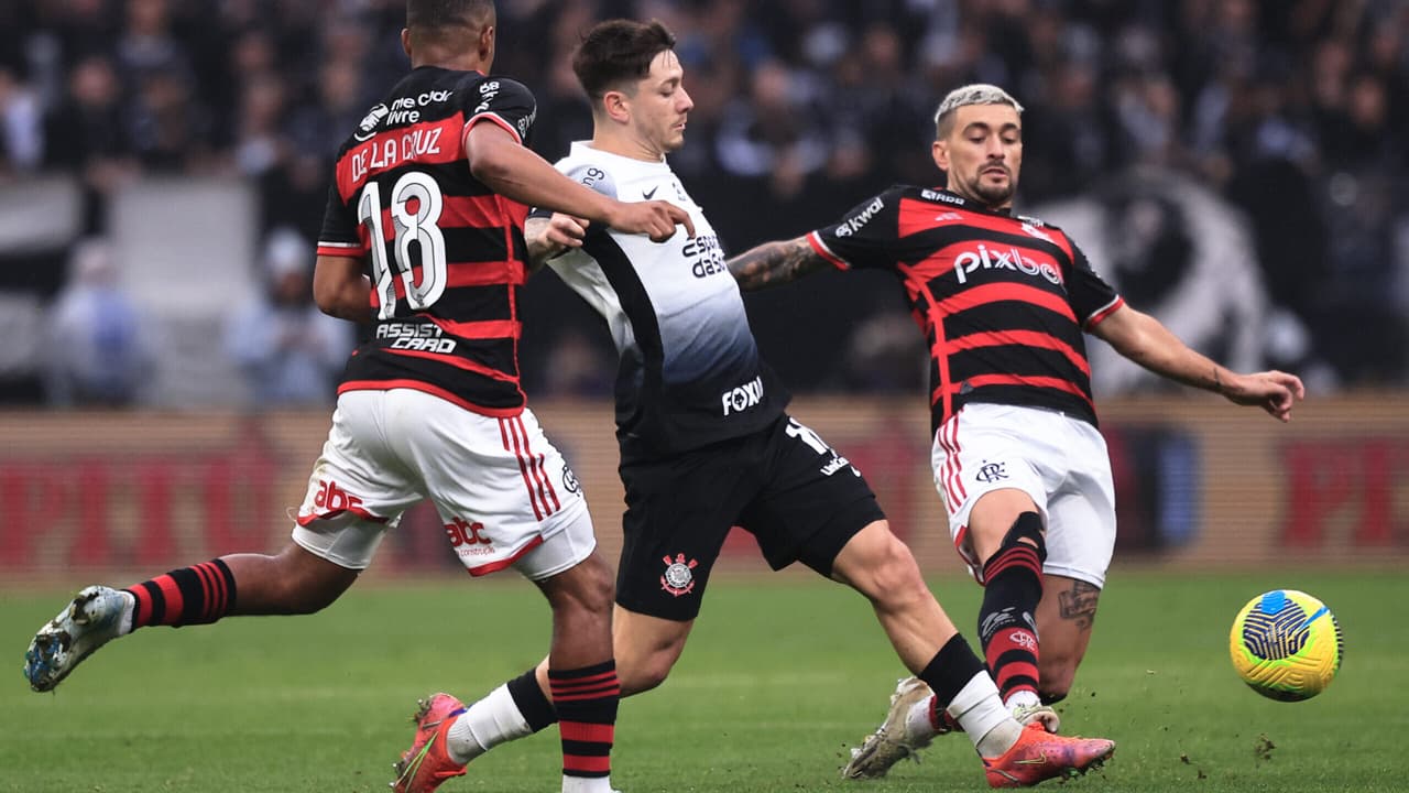 Flamengo supera Corinthians e avança à final da Copa do Brasil.