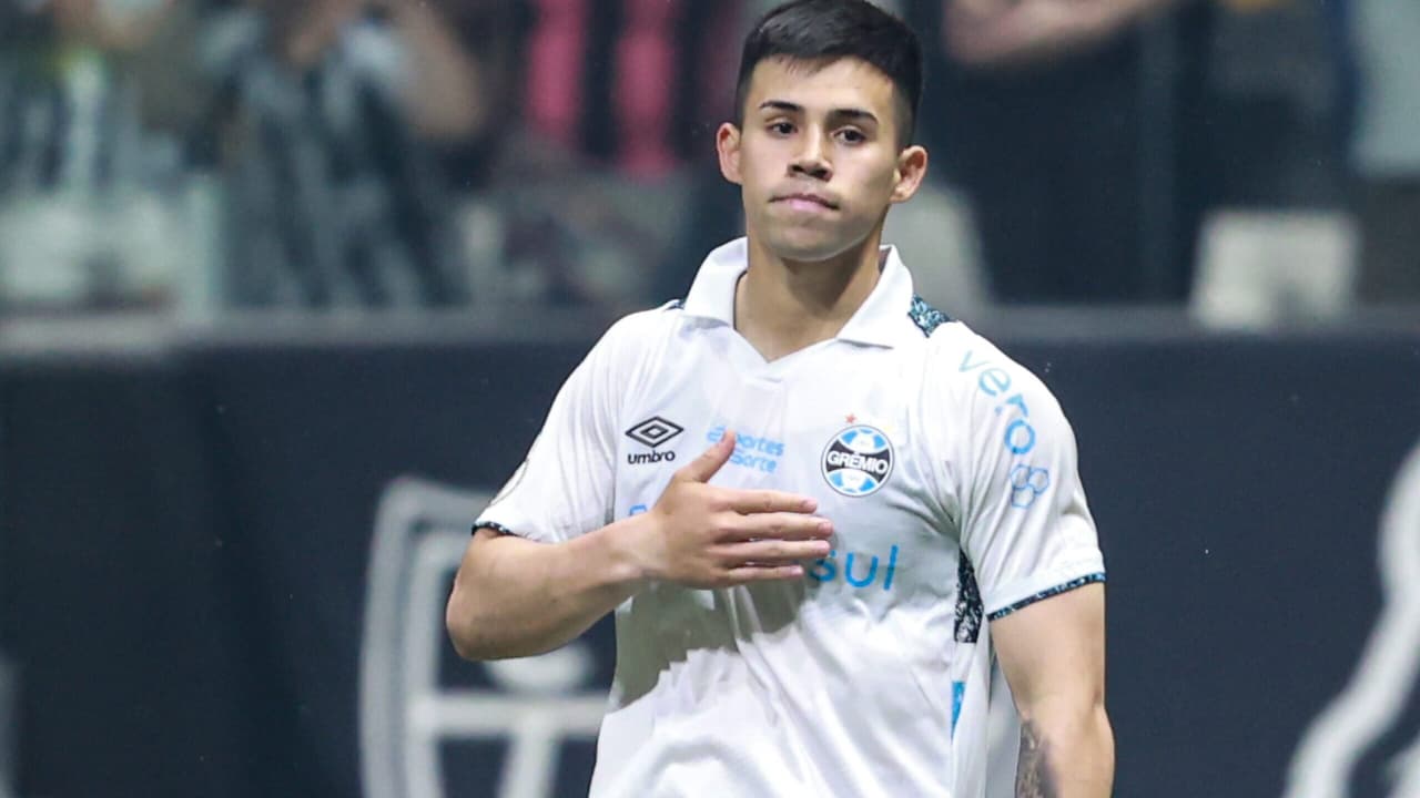 Destaque de Aravena no Grêmio impulsiona busca por titularidade no time.