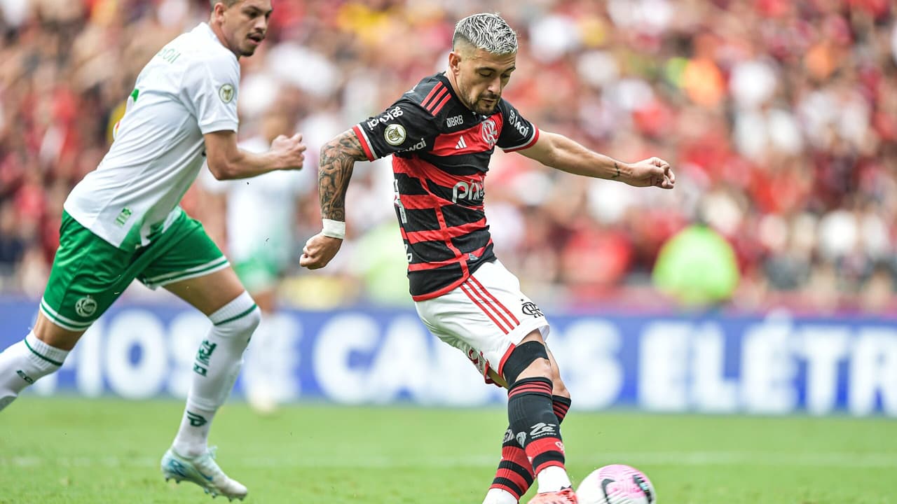 Criticismo jornalístico ao jogador do Flamengo em lance decisivo no jogo.