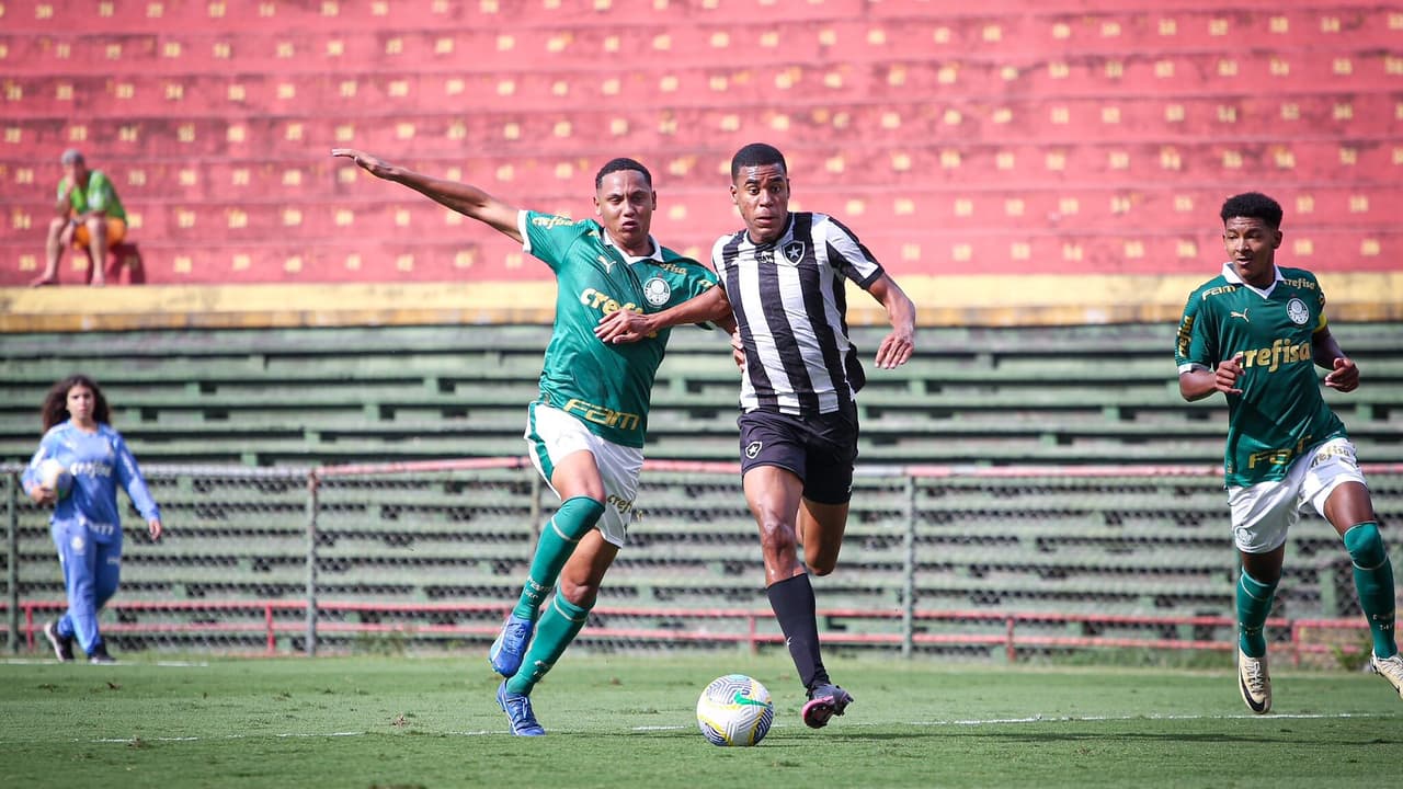 Palmeiras garante vaga na final do Brasileirão Sub-17 ao eliminar Botafogo.