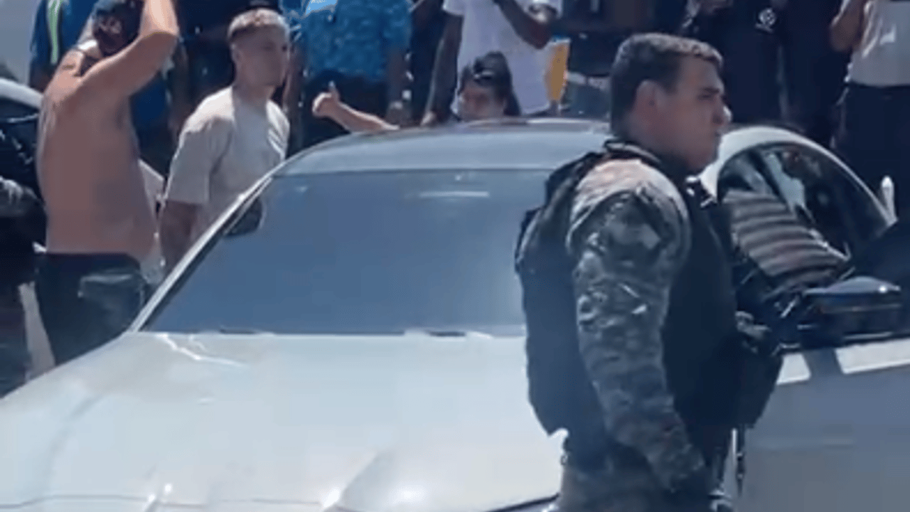 Torcida do Flamengo solicita dispensa de Varela por associação com vândalos do Peñarol