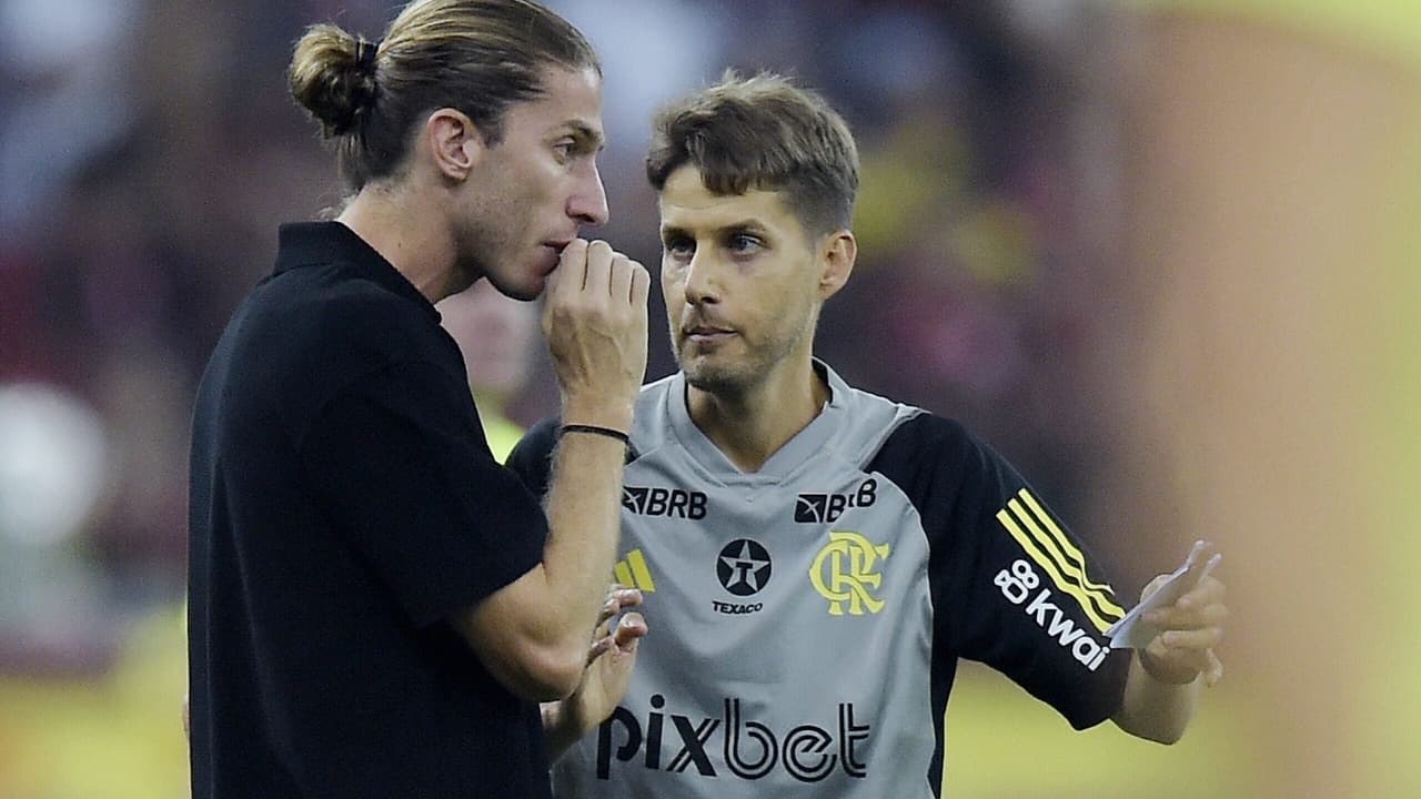 Filipe Luís avalia opções para escalação do Flamengo