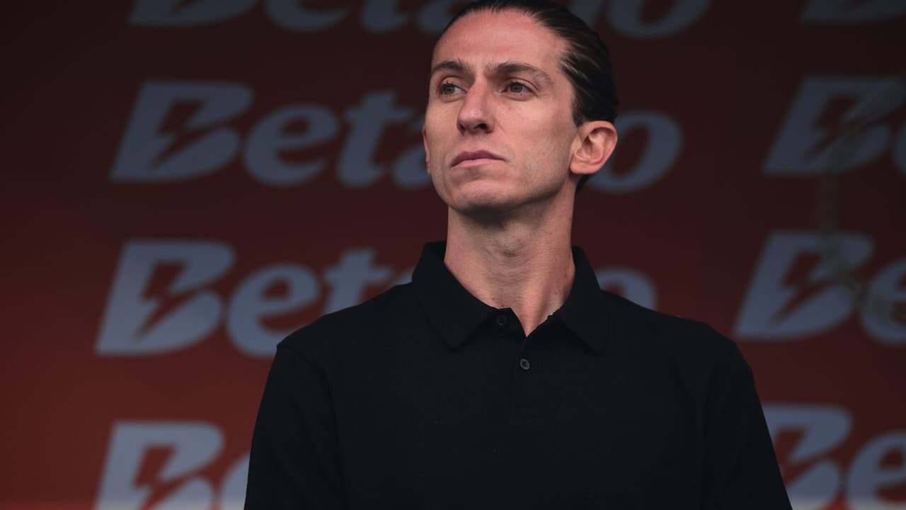 Torcedores do Flamengo detonam Filipe Luís por substituição 'Estagiário'