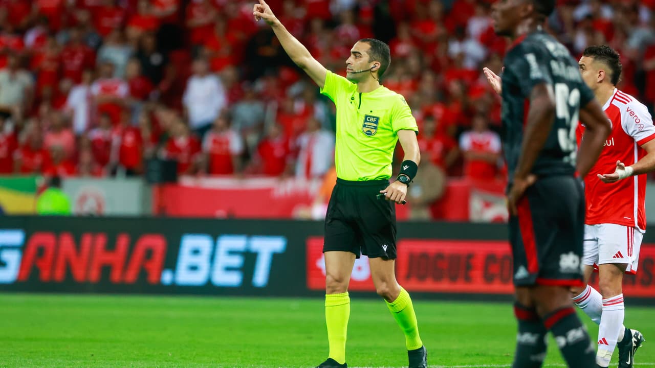 Comentarista analisa lance controverso entre Internacional e Flamengo no Brasileirão