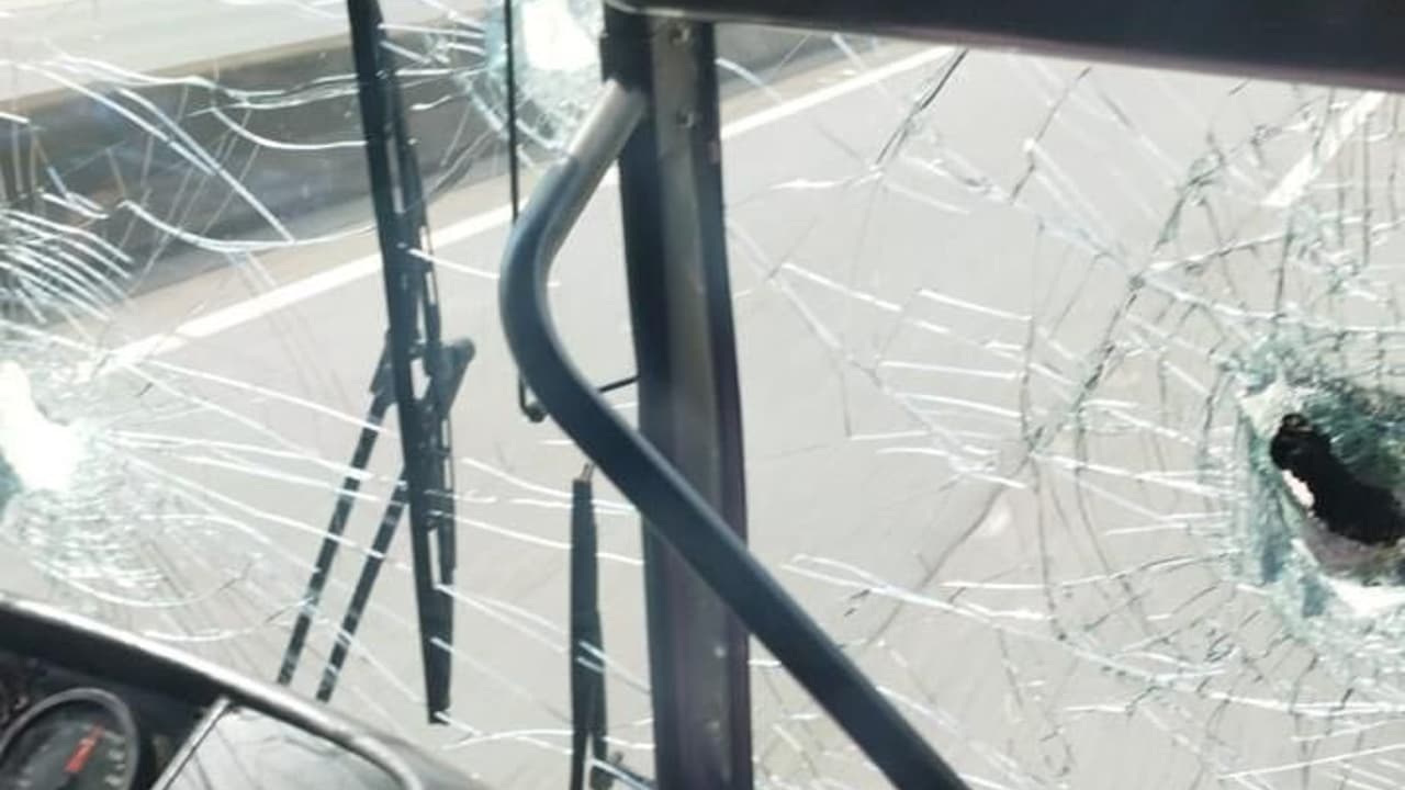 Embarcação de torcedores atacada antes de partida do Corinthians contra adversário rival.