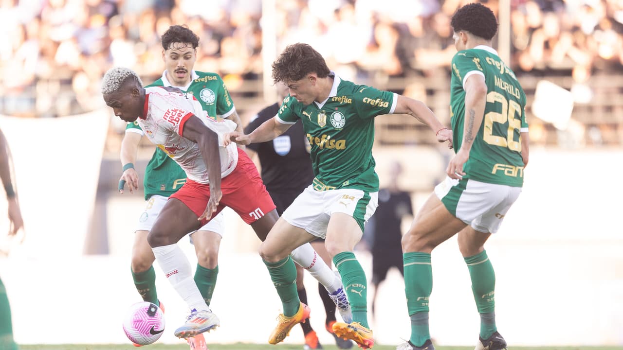 Torcedores criticam desempenho de defensor e apontam jogadores da base como opção.