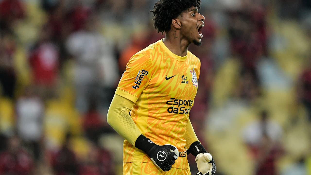 Torcedores do Corinthians apontam coincidência em gols sofridos por Hugo Souza