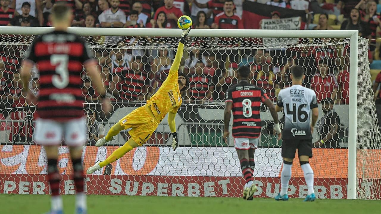 Corinthians precisa viabilizar escalação de Hugo Souza para confronto contra o Flamengo.