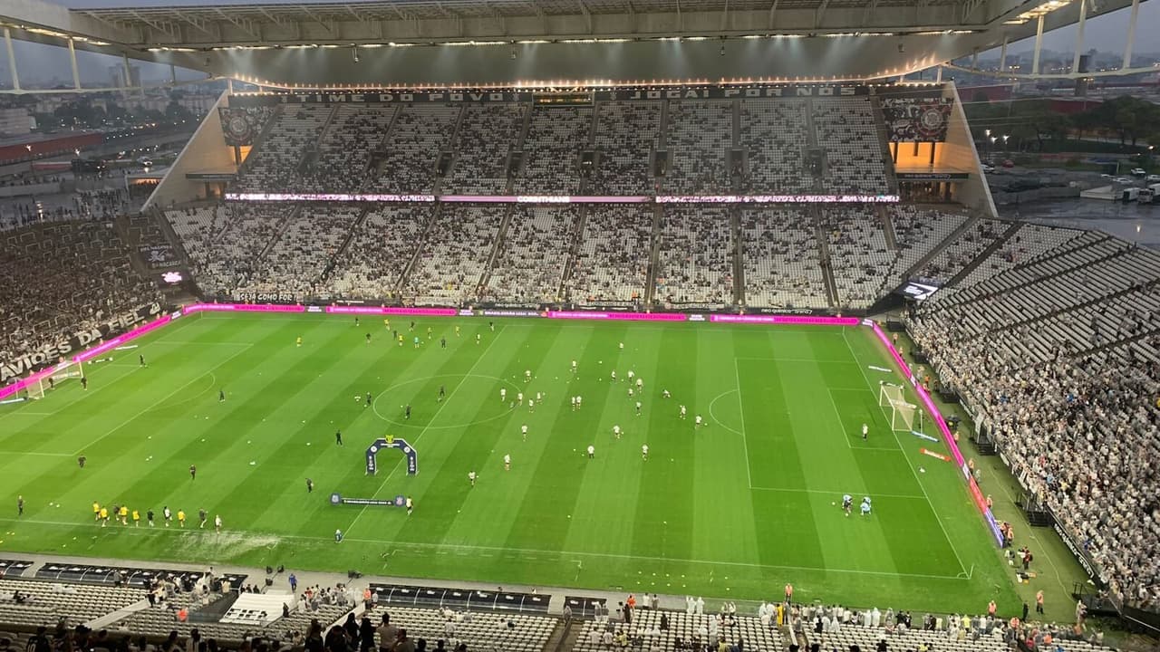 Torcida do Corinthians utiliza cântico homofóbico contra o Internacional.