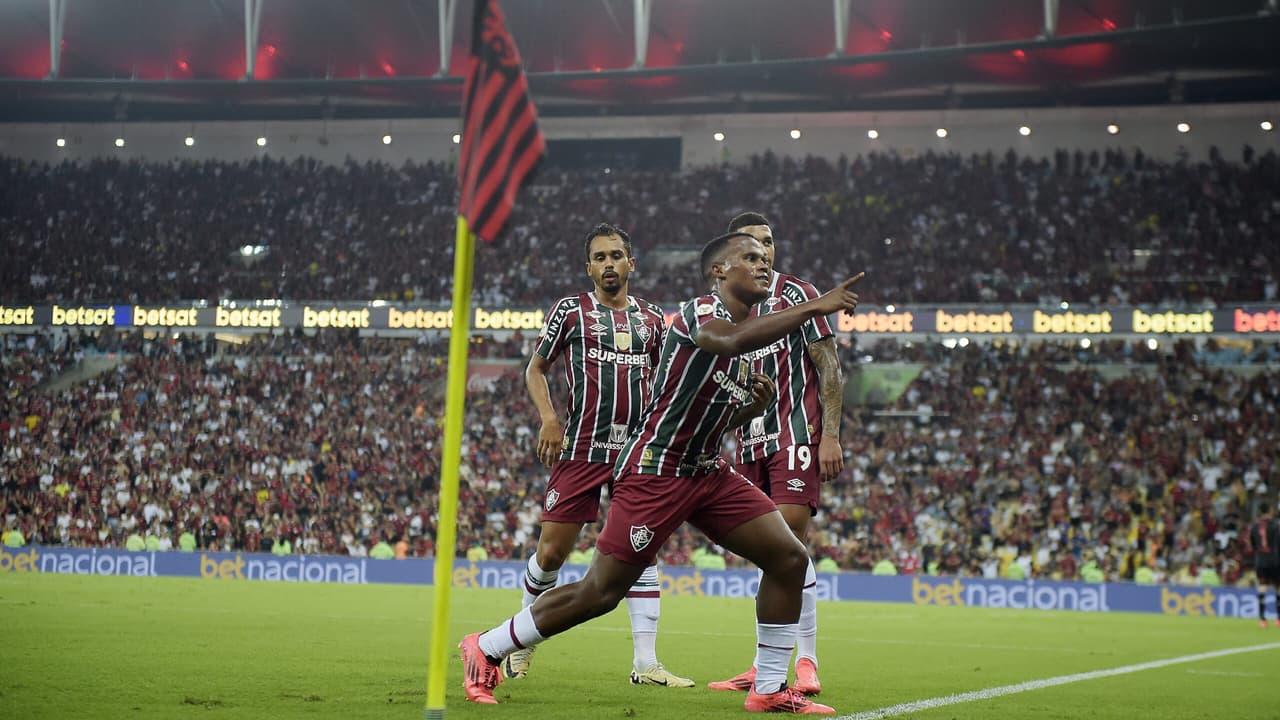 Recital de Ganso impulsiona vitória do Fluminense sobre o Flamengo no Brasileirão.