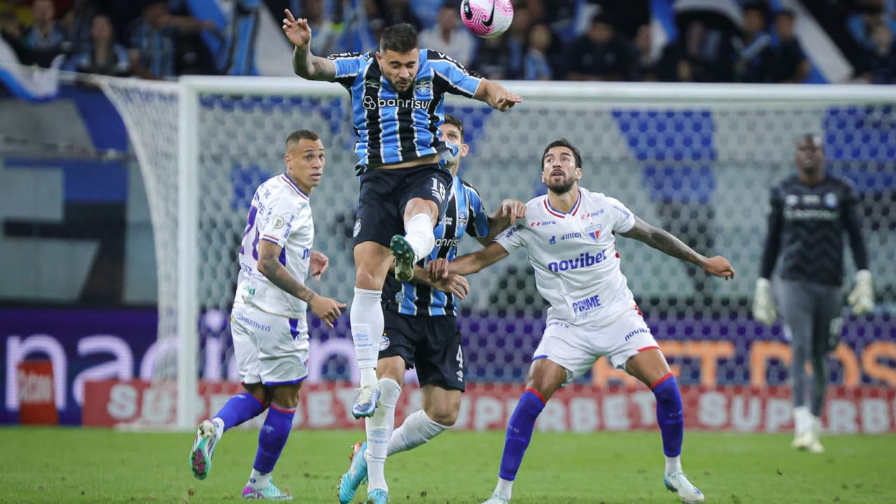 Grêmio precisa desconvocar laterais suspensos para próximo jogo importante contra adversário forte.