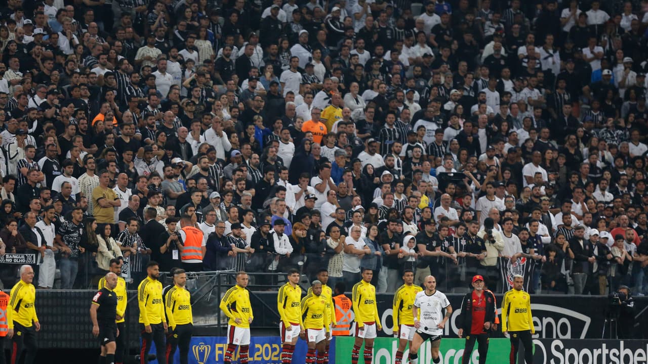 Mauro cezar critica torcida do corinthians: estádio cheio, torcida calada.